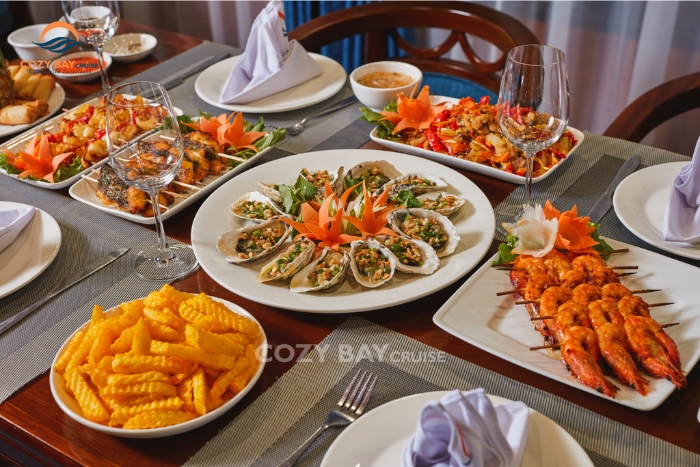 Dîner délicieux dans la jonque