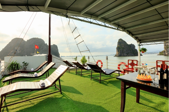 La vue magnifique sur la baie d'Halong depuis croisière Cozy Bay 