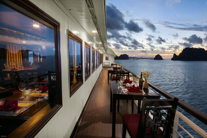 Profitez de mon temps sur La Regina Royal Cruise 3 étoiles dans la baie d'Halong