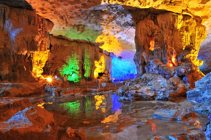 La grotte surprise porte bien son nom (Hang Sửng Sốt)