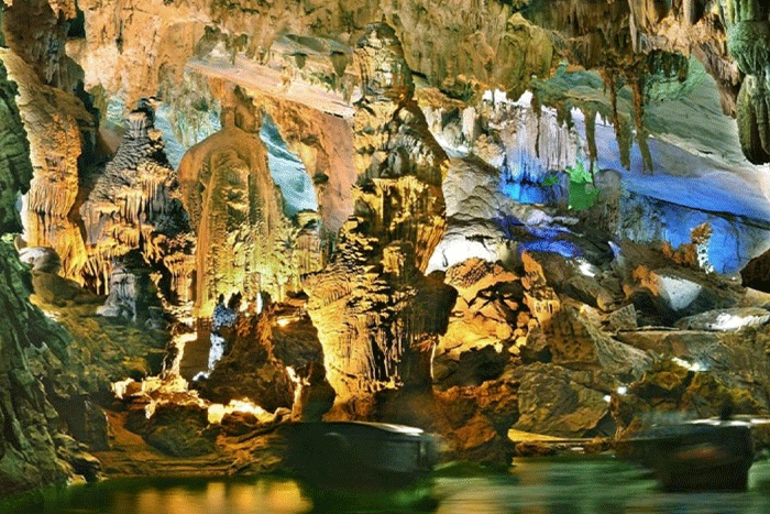 La grotte de Thien Canh Son avec beauté magnifique