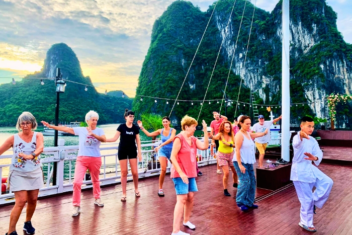 Séance de Tai Chi au cœur de la baie d’Halong