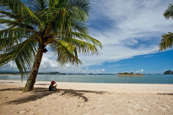 La plage relaxante de l'île de Tuan Chau