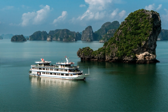 Paysage préservé de la baie de Bai Tu Long – meilleure croisière baie d’Halong hors des sentiers battus