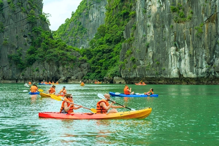 Glisser sur les eaux d’été de la baie d’Halong en kayak