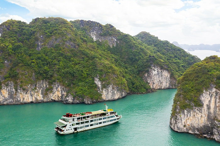 La Regina Royal, bonne jonque baie d Halong