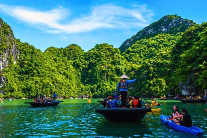 Kayak lors d’une excursion dans la baie d’Halong