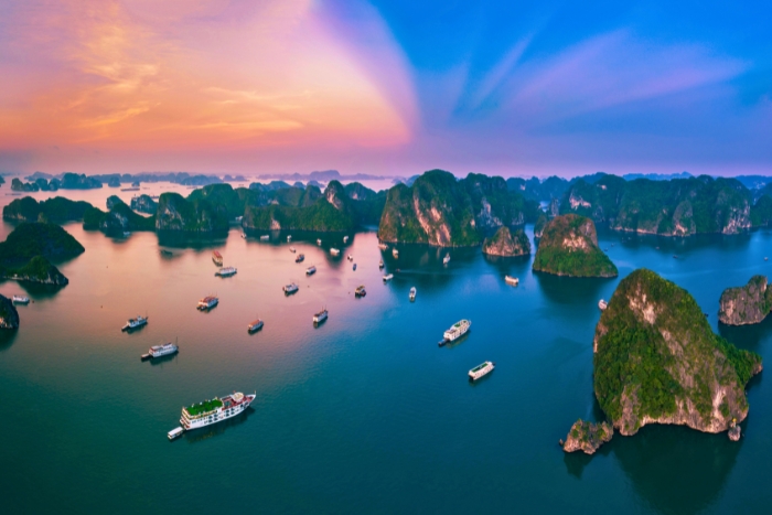 Coucher de soleil sur les eaux de la baie d’Halong