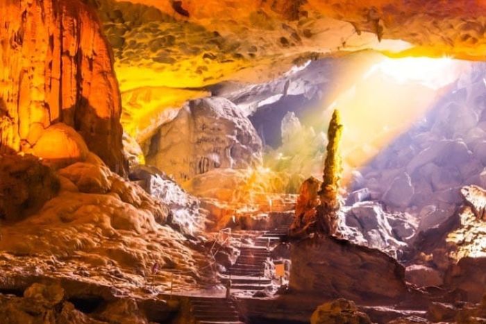 La grotte de Sung Sot dans la baie d'Halong
