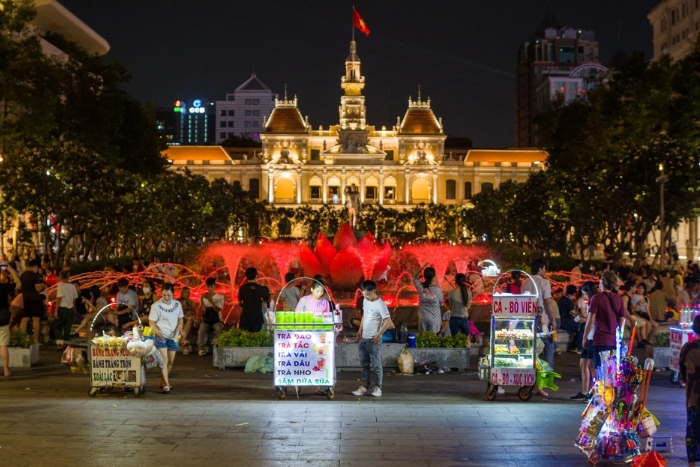 Rue piétonne Nguyen Hue le soir
