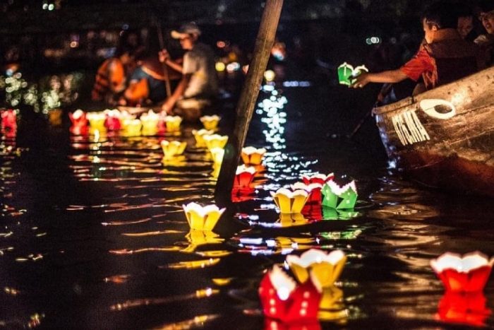 Les meilleures choses à faire à Hoi An - lâcher des lanternes en papier