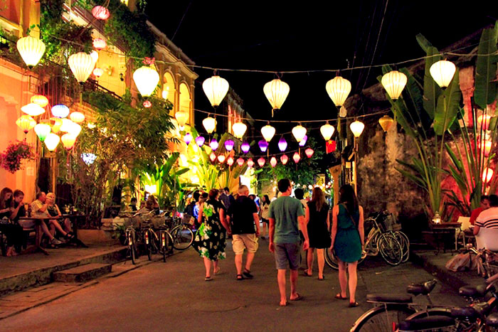 Marcher pour se détendre à Hoi An la nuit