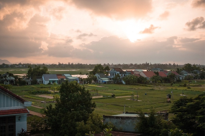 Village magnifique et rustique sous le coucher du soleil