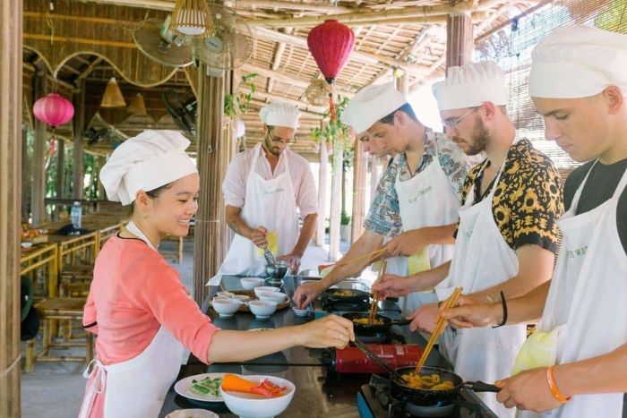 Participez à un cours de cuisine au village de légumes Tra Que pour apprendre à devenir femme au foyer