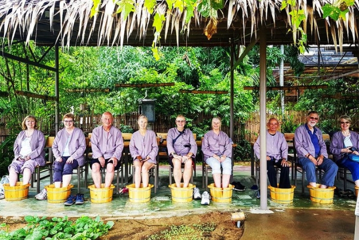 Se détendre avec un bain de pieds aux herbes