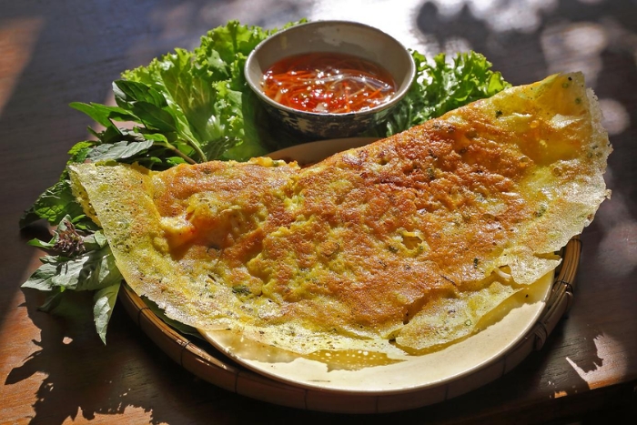 Crêpes vietnamiennes traditionnelles dans le village de Tra Que