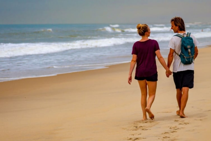 Promenade relaxante le long de la plage