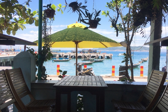 Bienvenue pour prendre le petit-déjeuner, le déjeuner et le dîner avec une vue magnifique sur la mer