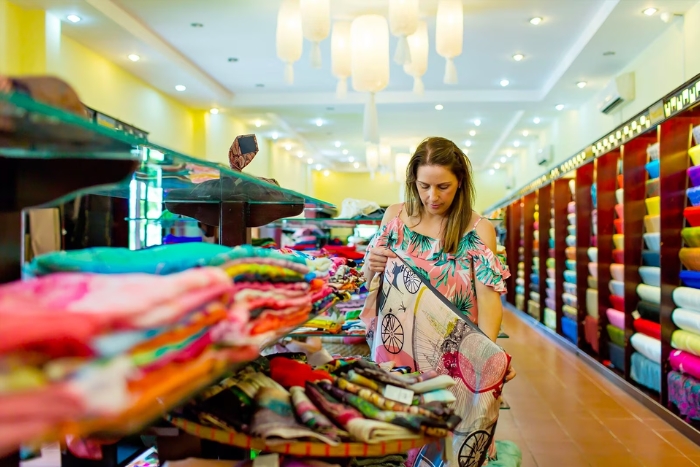 Choisissez la soie pour faire "Ao Dai" à Hoi An