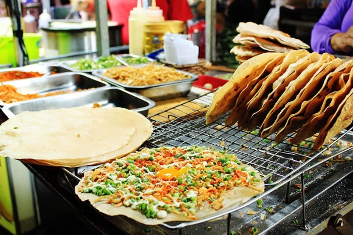 Étal du marché nocturne de Hoi An - Pizza vietnamienne « Banh Trang Nuong »