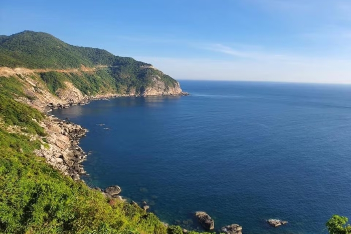 Admirez le magnifique lever de soleil sur le détroit venteux des îles Cham