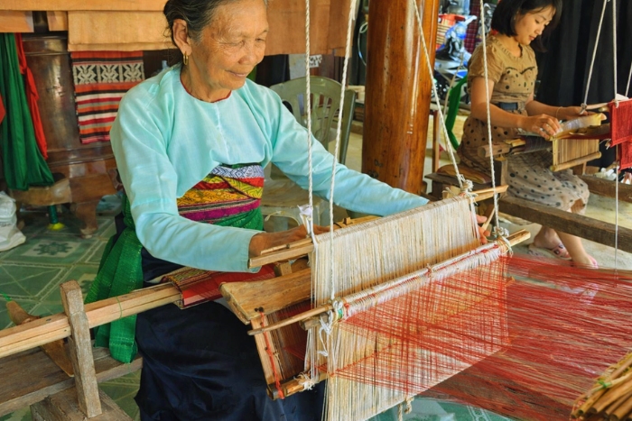 S’initier au tissage artisanal à Pu Luong lors d’un voyage Vietnam 2 semaines