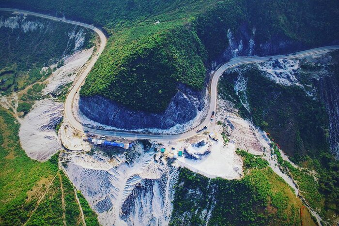 Trekking à travers le col de Thung Khe