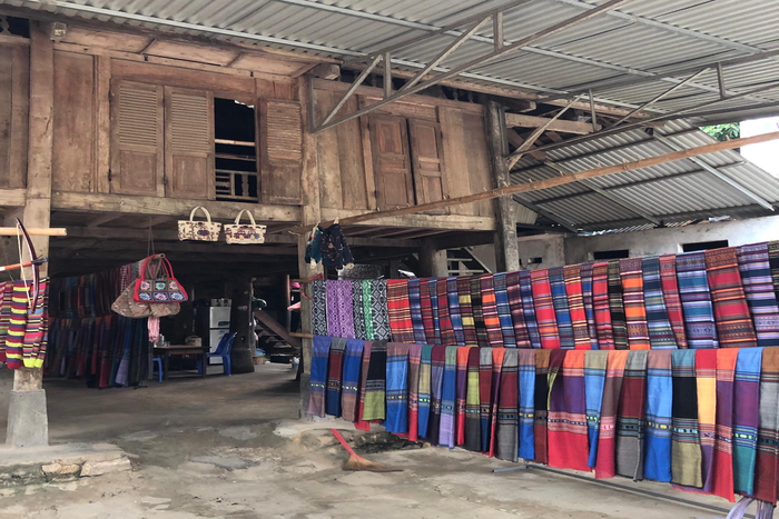 Les maisons sur pilotis au village de Poom Coong