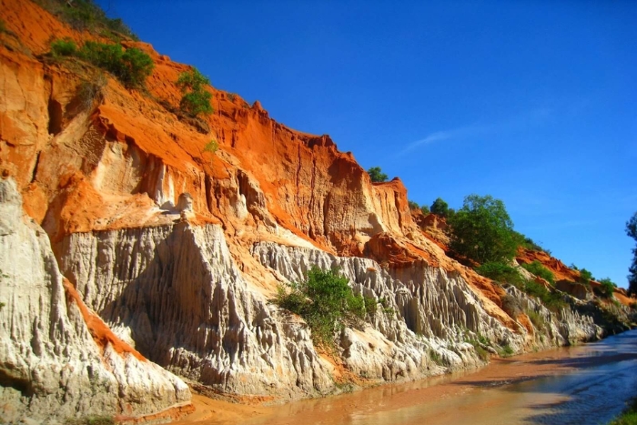 N'oubliez pas de visiter Suoi Tien, le ruisseau rouge entre les dunes de sable