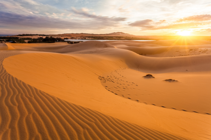 Coucher du soleil sur les dunes de sable dorées de Mui Ne