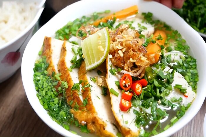 Soupe vietnamienne de nouilles épaisses avec gâteau de poisson