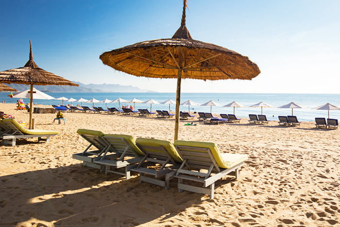 Bain de soleil sur la plage de Nha Trang, meilleure chose à faire à Nha Trang