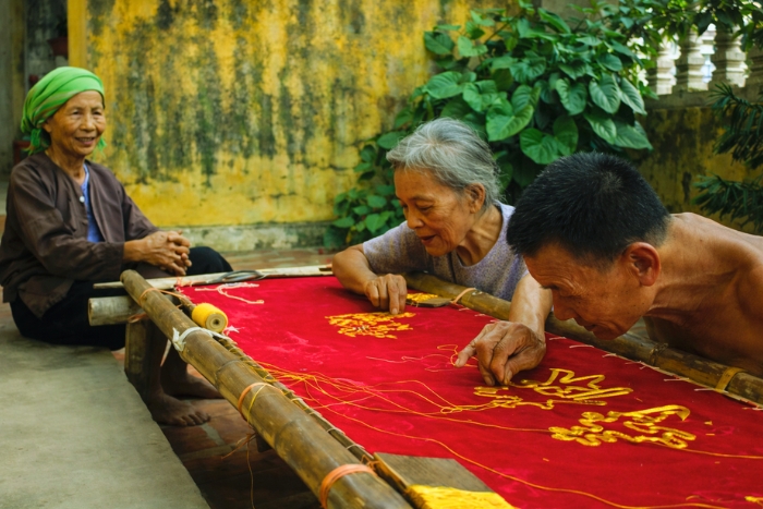 Savoir-faire traditionnel au village de broderie de Van Lam Ninh Binh