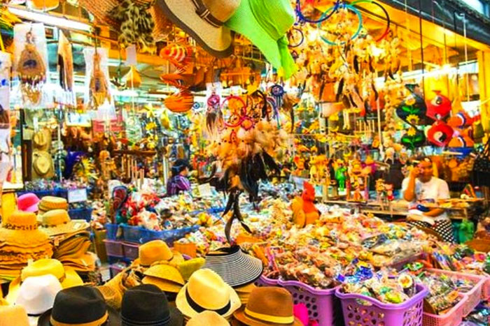Visitez le marché local et rapportez quelques articles pour les offrir à votre famille.