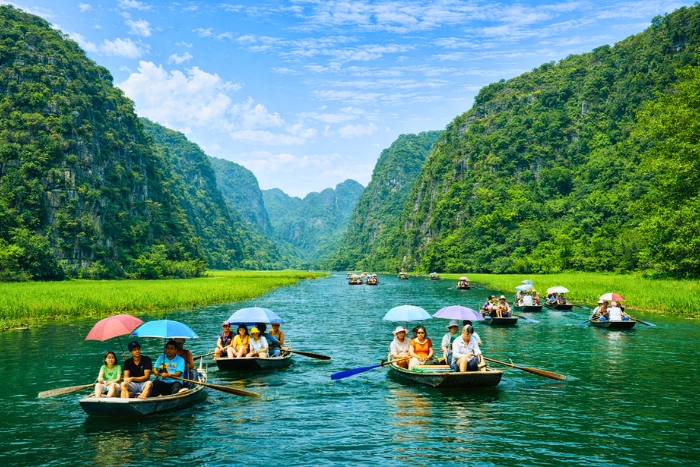 Paysages karstiques et rizières lors d’une barque pour visiter Tam Coc Ninh Binh