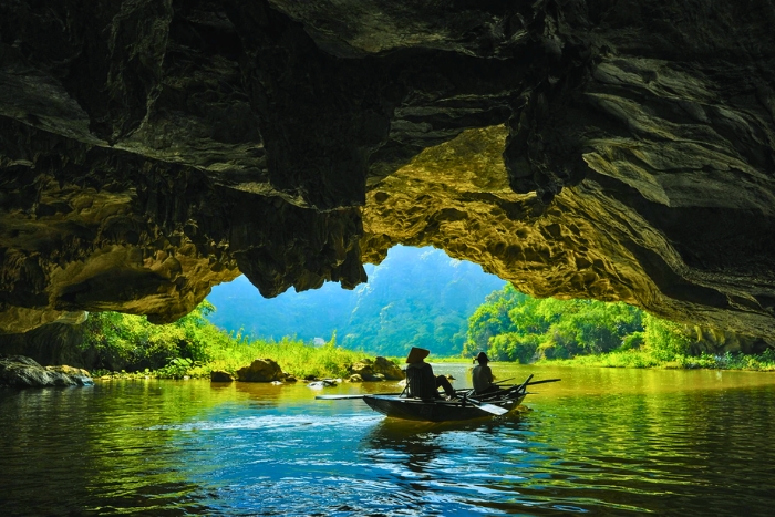 Descente en barque à la découverte des grottes à Tam Coc