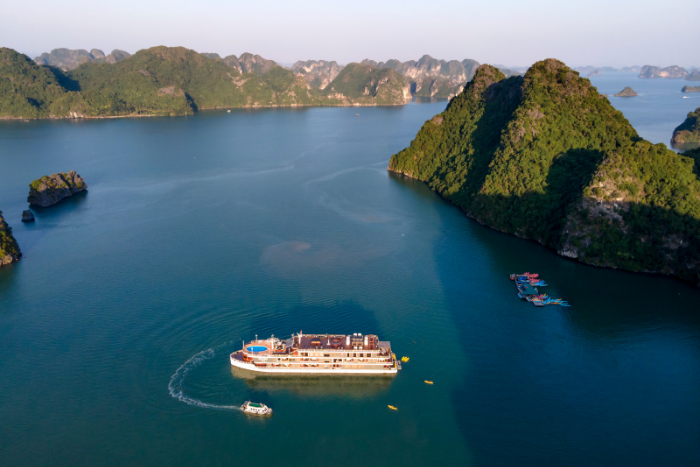 Observation des formations karstiques et îlots depuis une croisière dans la baie d’Ha Long