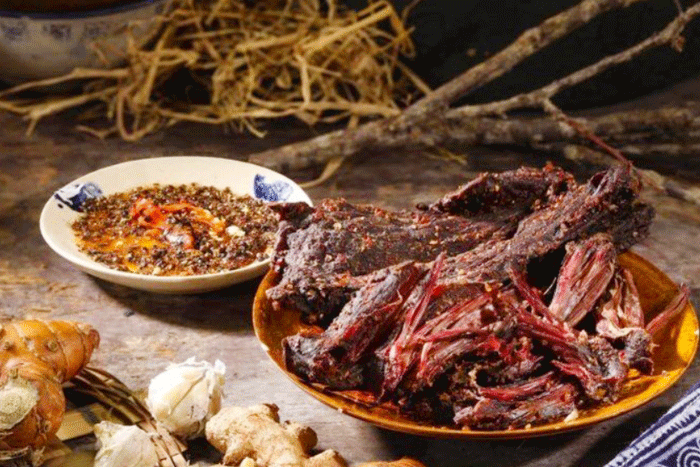 La viande de buffle fumée au dessus de la cuisinière