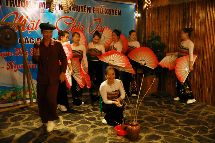 Danses traditionnelles des Thaïs au village de Son Ba Muoi, Pu Luong