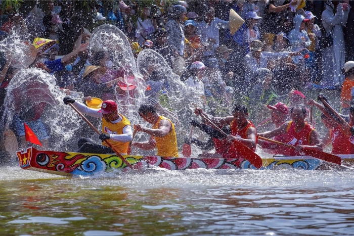 L'atmosphère animée de la course des bateaux traditionnelle de Quang Binh