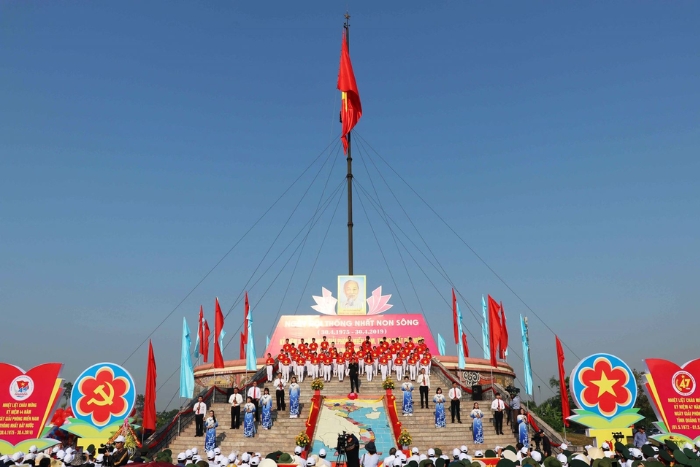 Cérémonie de levée du drapeau lors du Festival national de la réunification, un festival national à Quang Tri