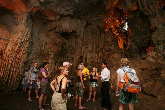 Touristes explorent la grotte Surprise dans la baie d'Ha Long