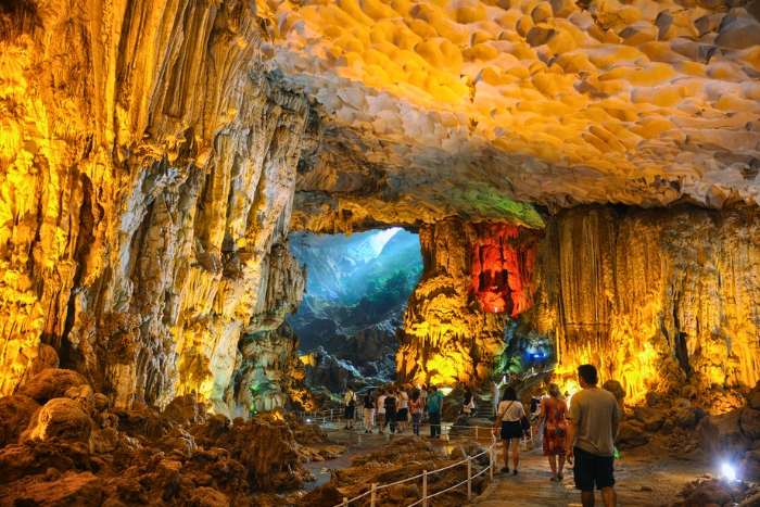 Au cœur de la majestueuse grotte Sung Sot, une expérience marquante d’un prix voyage au vietnam 14 jours