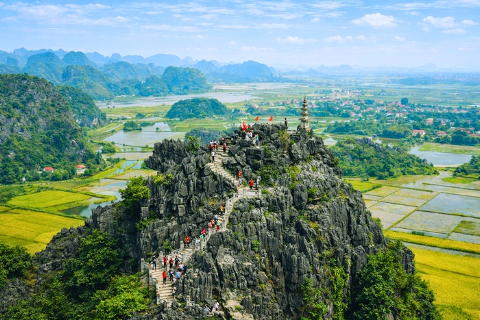 Au sommet de Hang Mua, un panorama spectaculaire sur la baie d’Halong terrestre