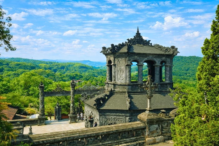 Admirer les détails artistiques du tombeau de Khai Dinh à Hue