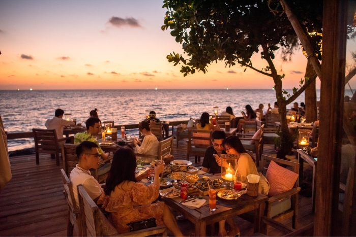 Diner au bord de la mer à Phu Quoc dans un circuit de luxe Vietnam