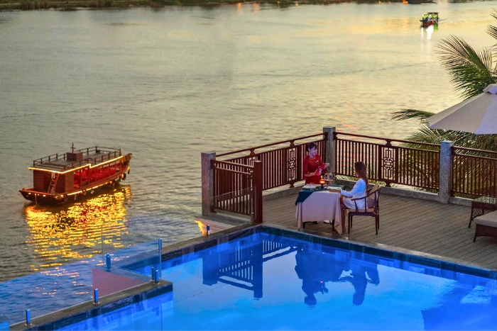 Piscine sur le toit avec vue sur la rivière à Hoi An, une expérience excellente pour votre circuit de luxe Vietnam