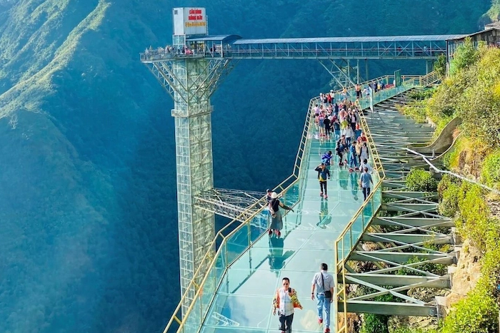 Visitez le célèbre pont de verre Rong May
