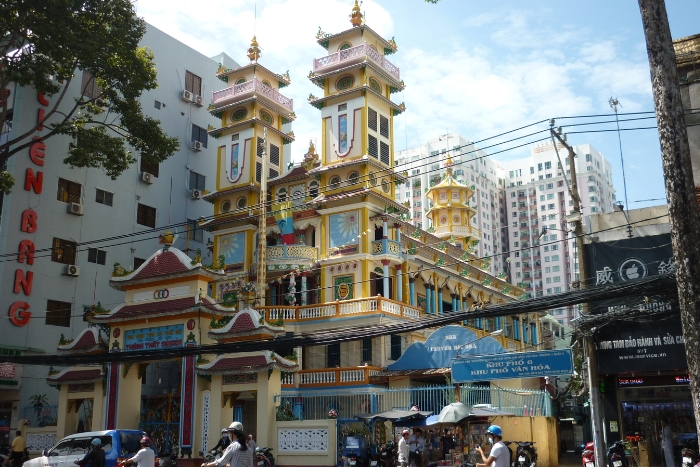 Saint-Siège de Sai Gon - découvrir le caodaïsme au Vietnam dans un cadre urbain