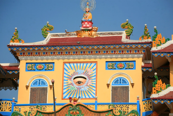  Temples cao dai Vietnam, avec leur architecture colorée et leurs rituels particuliers, témoignent de cet héritage vivant